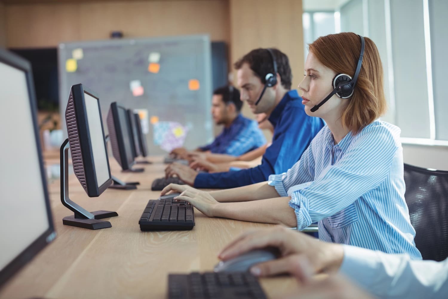 AI-Powered Customer Service: How Australian Companies Are Reducing Wait Times with Smart Communications / Mitel ANZ
